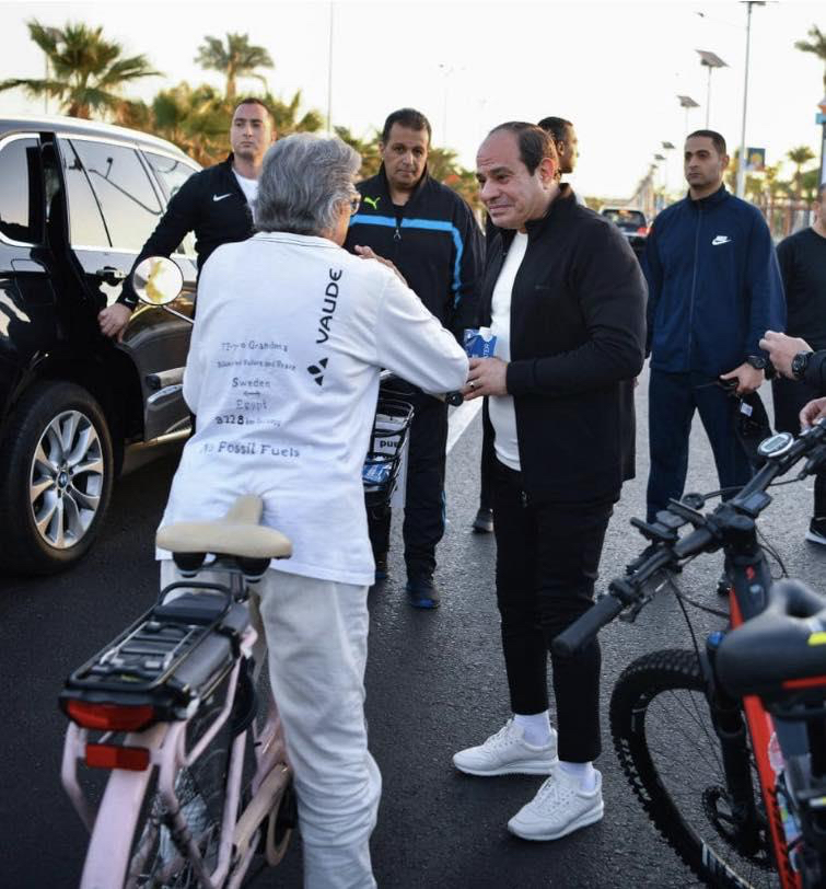 من السويد إلى مصر COP27 مسنّة تقطع مسافة طويلة على الدراجة